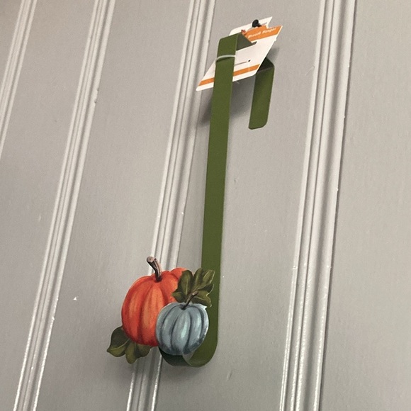 NWT- Fall Farmhouse- Green Metal w/ Orange & Blue Pumpkins Wreath Hanger - Picture 4 of 15